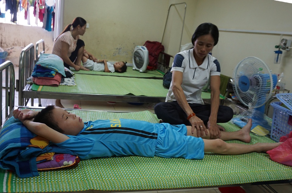 Cậu bé mồ côi cha đối mặt với nguy cơ bị liệt vì mẹ quá nghèo - 7 Để có thể đi lại bình thường, không ảnh hưởng đến lao động và chất lượng cuộc sống sau này, cháu Sang phải trải qua các đợt vật lý trị liệu nhưng với điều kiện hiện tại, rất khó để gia đình có thể đưa cháu đến các cơ sở chuyên môn