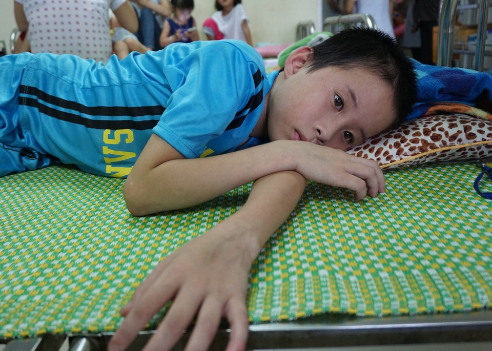 Cậu bé mồ côi cha đối mặt với nguy cơ bị liệt vì mẹ quá nghèo - 6 Cháu Sang có nguy cơ bị liệt đôi chân do nhà quá nghèo trong khi vật lý trị liệu sau điều trị căn bệnh viêm tủy ngang phải lâu dài và tốn kém