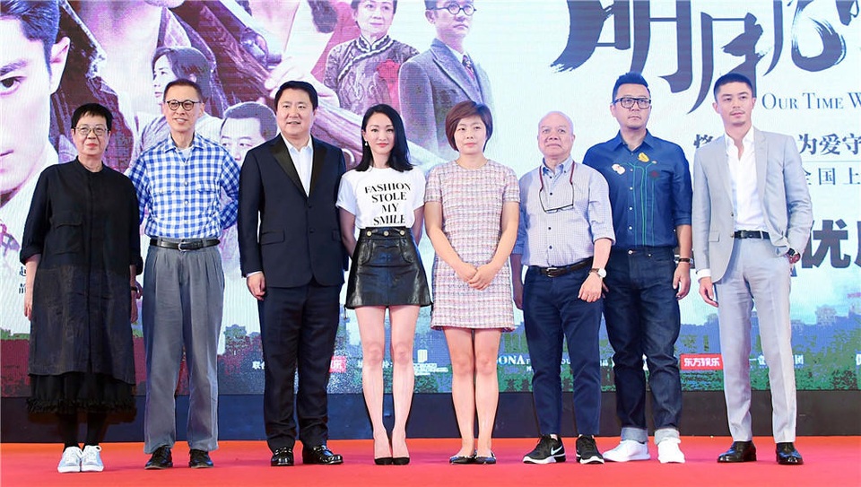 
Châu Tấn chụp ảnh cùng các đồng nghiệp trên sân khấu.
