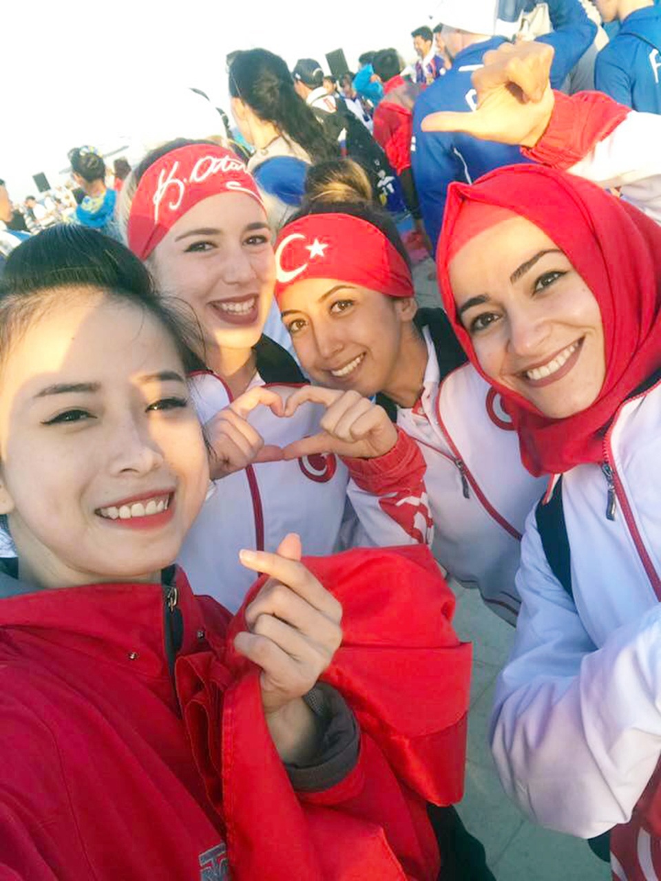 
Hotgirl võ thuật Việt Nam chụp ảnh kỉ niệm cùng những người bạn quốc tế
