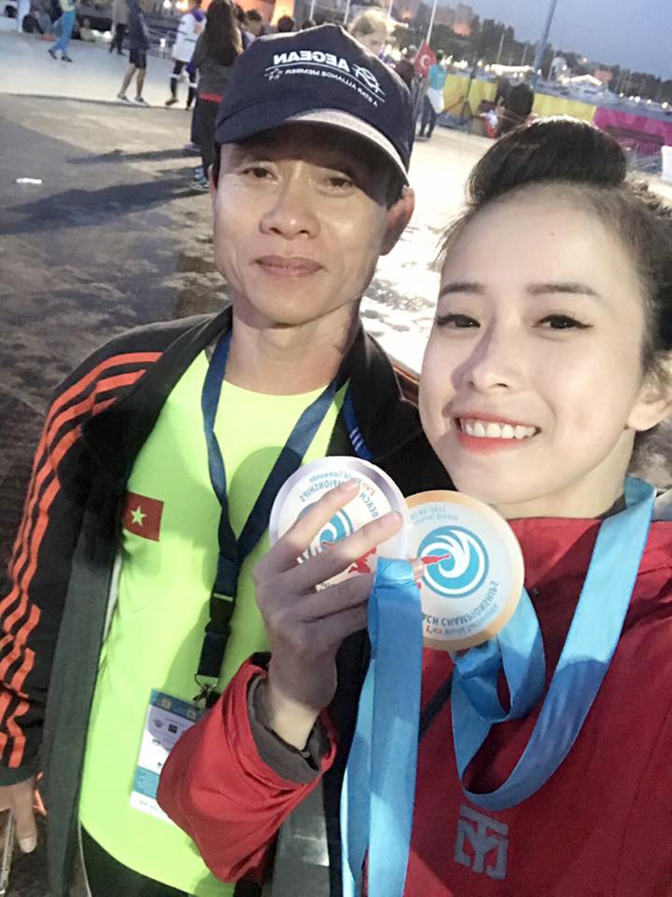 
“Khoe thành tích” bên người thầy của mình
