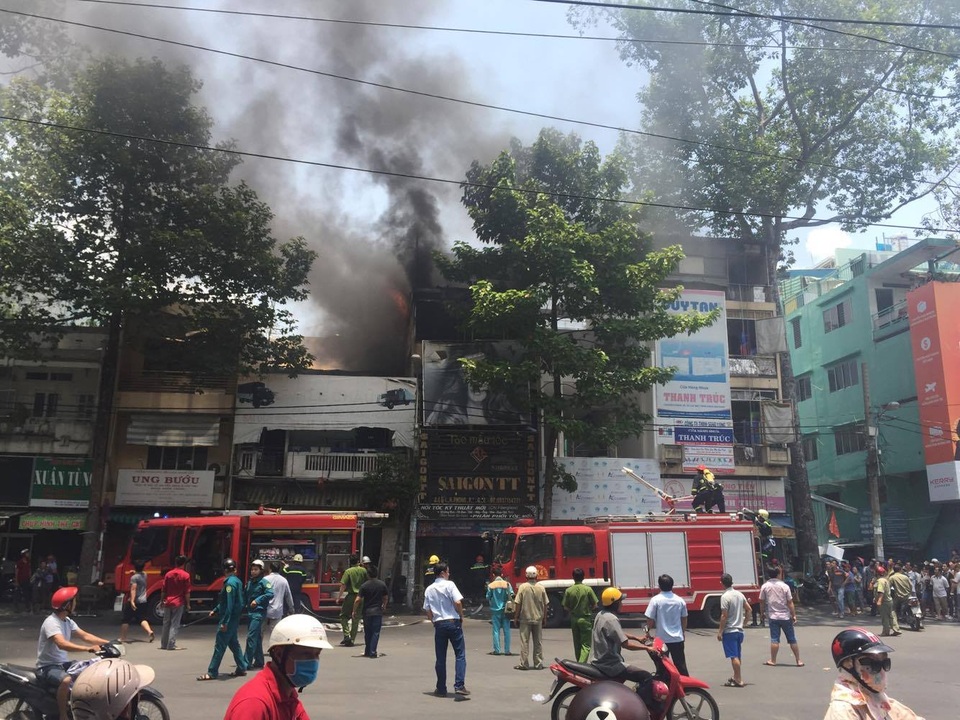 Khói lửa bao trùm tiệm tạo mẫu tóc - 2 Khói lửa bốc lên nghi ngút từ tiệm tạo mẫu tóc