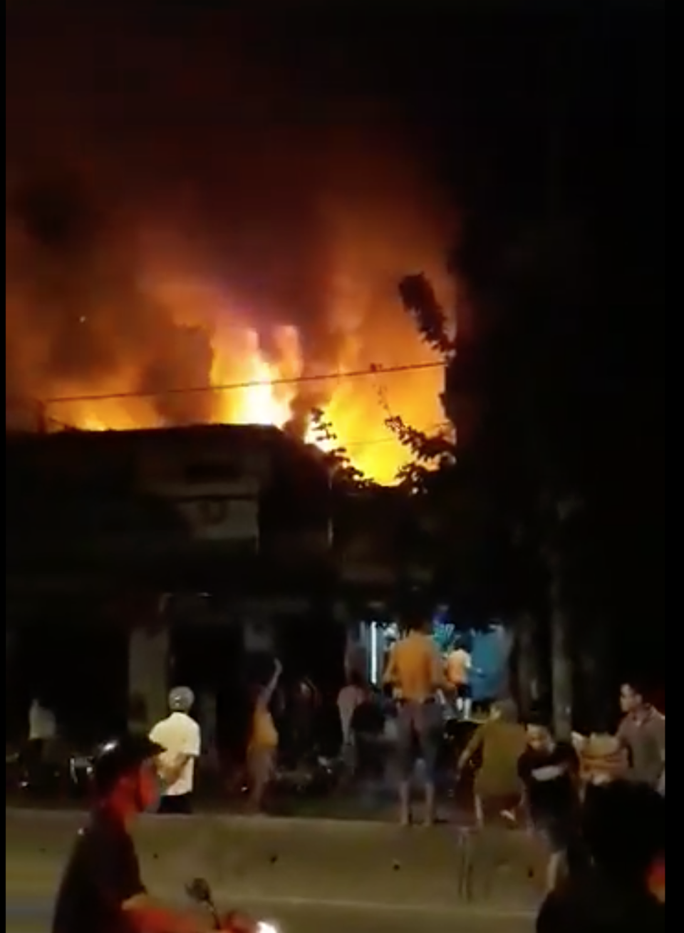 Tiệm sửa xe bốc cháy ngùn ngụt trong đêm - 2 Lửa bốc cao ngùn ngụt từ tiệm sửa xe