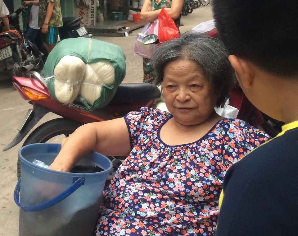 
Cụ bà thoát ra khỏi căn nhà cháy trong trạng thái hoảng loạn và bị bỏng nhẹ
