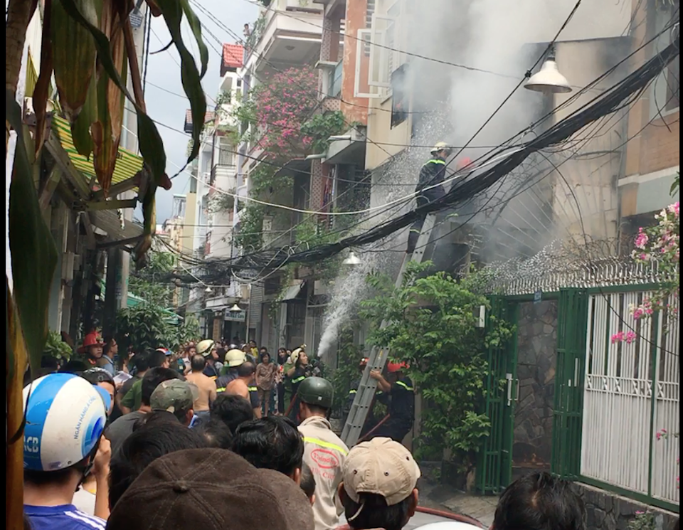 Nhà vắng chủ bốc cháy ngùn ngụt, cả khu phố náo loạn - 2 Cảnh sát bắc thang để phun nước vào trong