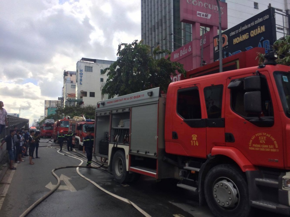 Cháy cửa hàng sơn, 1 người chết 2 người bị thương - 2 Lực lượng chữa cháy tại hiện trường