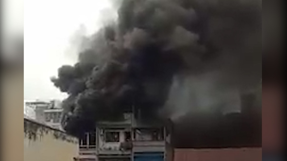 Cửa hàng trên phố phụ tùng xe máy bốc cháy ngùn ngụt - 2  Khói lửa bốc cháy ngùn ngụt ở tầng 2