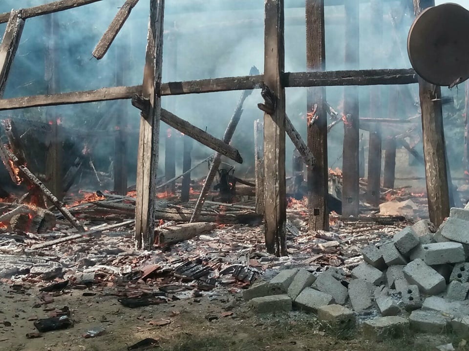 Bà nội cứu 3 cháu nhỏ khỏi căn nhà sàn cháy rụi - 1
Ngôi nhà sàn gỗ và một gian bếp cháy rụi cùng toàn bộ vật dụng bên trong