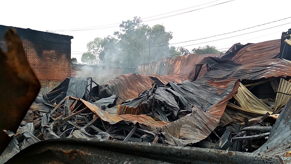 Khói lửa cuồn cuộn tại nhà xưởng nệm mút