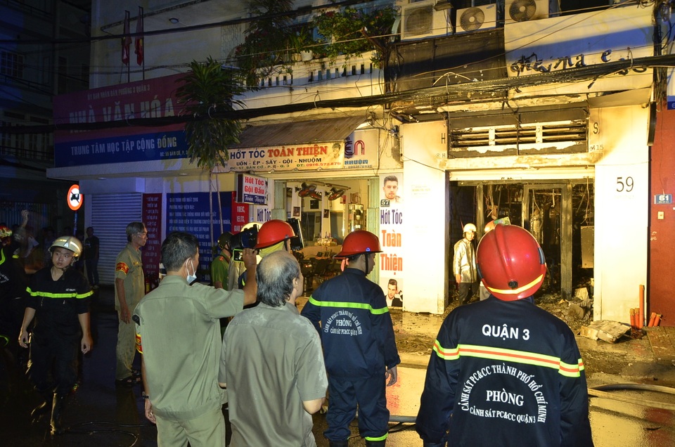 Cửa hàng túi xách cháy ngùn ngụt, chủ nhà thoát an toàn qua cửa sau - 3 Đám cháy đã được khống chế sau khoảng 45 phút