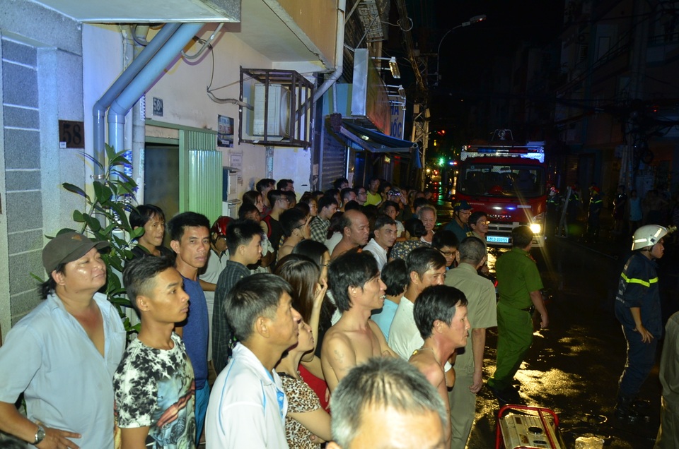 Cửa hàng túi xách cháy ngùn ngụt, chủ nhà thoát an toàn qua cửa sau - 5
Người dân địa phương theo dõi cảnh sát dập lửa.