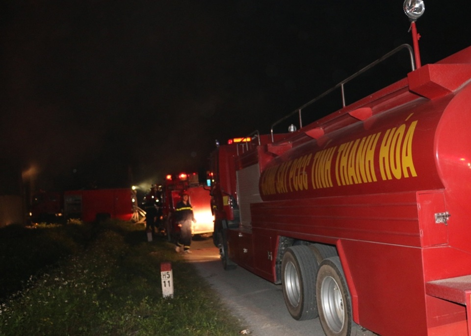 Biển lửa bao trùm công ty thủ công mỹ nghệ - 2 Hàng chục xe cứu hỏa được điều đến hiện trường