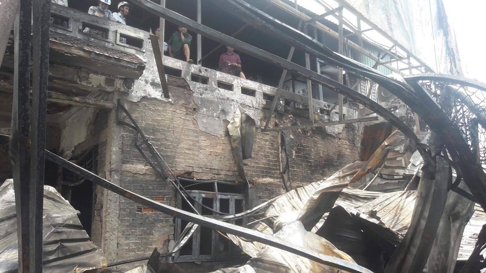 Cháy gara ô tô, 10 người thoát nạn - 2