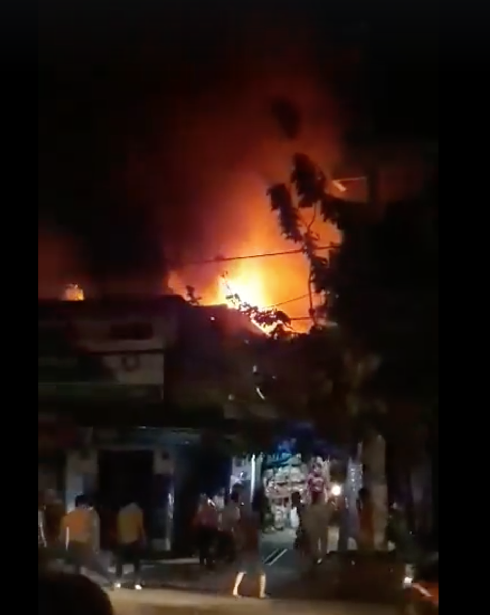 Tiệm sửa xe bốc cháy ngùn ngụt trong đêm - 1 Tiệm sửa xe bốc cháy ngùn ngụt trong đêm - 1