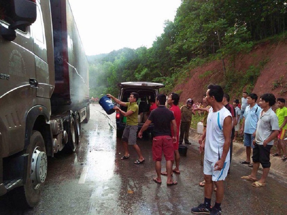 Xe container bốc cháy, hàng trăm người lao vào dập lửa - 2 Lực lượng Công an xã Dân Hóa cùng người dân dập lửa cứu xe. (Ảnh X.V)