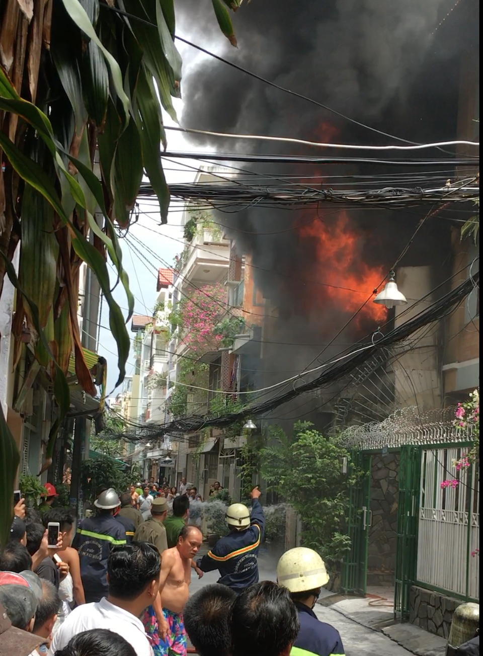 Nhà vắng chủ bốc cháy ngùn ngụt, cả khu phố náo loạn - 1
Căn nhà bốc cháy dữ dội khiến cả khu phố náo loạn.