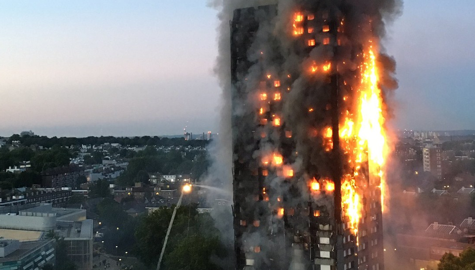 Tòa tháp Grenfell bốc cháy vào sáng nay 14/6 (Ảnh: Dailymail)