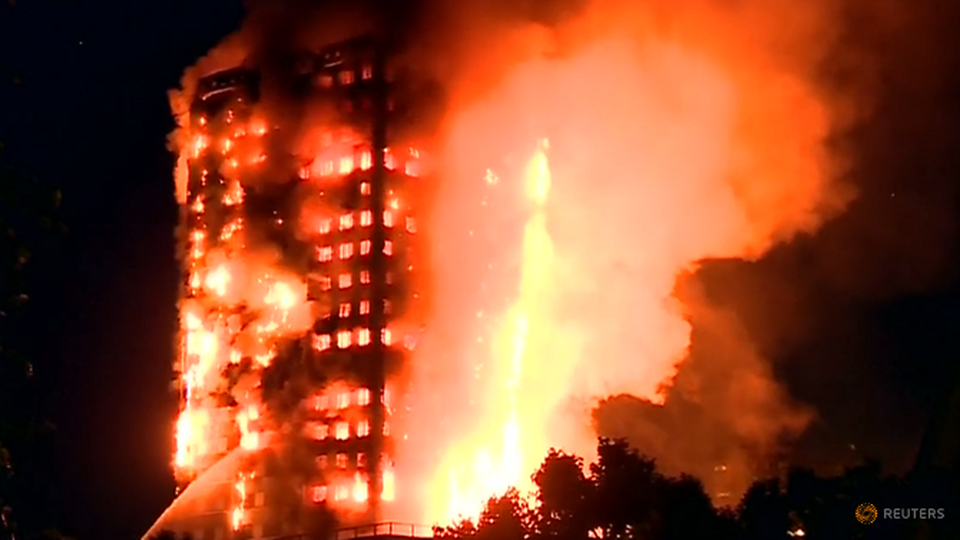 Tìm ra “thủ phạm” thiêu rụi chung cư 24 tầng ở London - 1
Ngọn lửa bao trùm chung cư Grenfell. (Ảnh: Reuters)