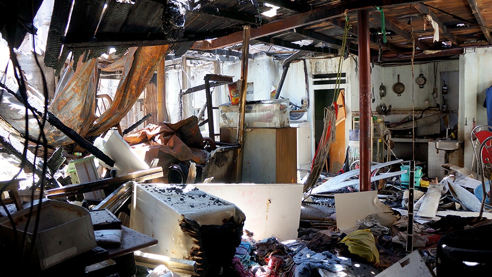 Đồ đạc bên trong một nhà dân bị cháy lan sang trong vụ hoả hoạn trên đường Trần Quốc Thảo, phường 7, quận 3.