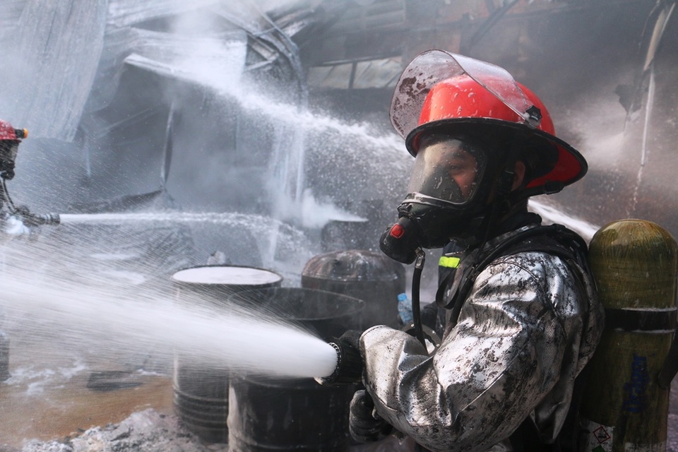 Các chiến sĩ phun nước chữa cháy tại hiện trường