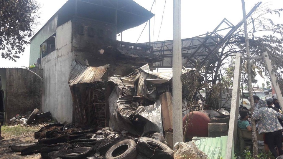 Cháy gara ô tô, 10 người thoát nạn - 1