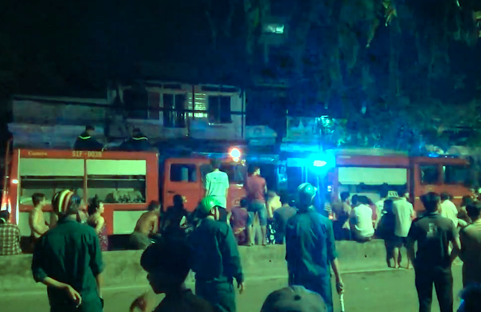 Tiệm sửa xe bốc cháy ngùn ngụt trong đêm - 3 Lực lượng Cảnh sát PCCC chuyên nghiệp đến hiện trường