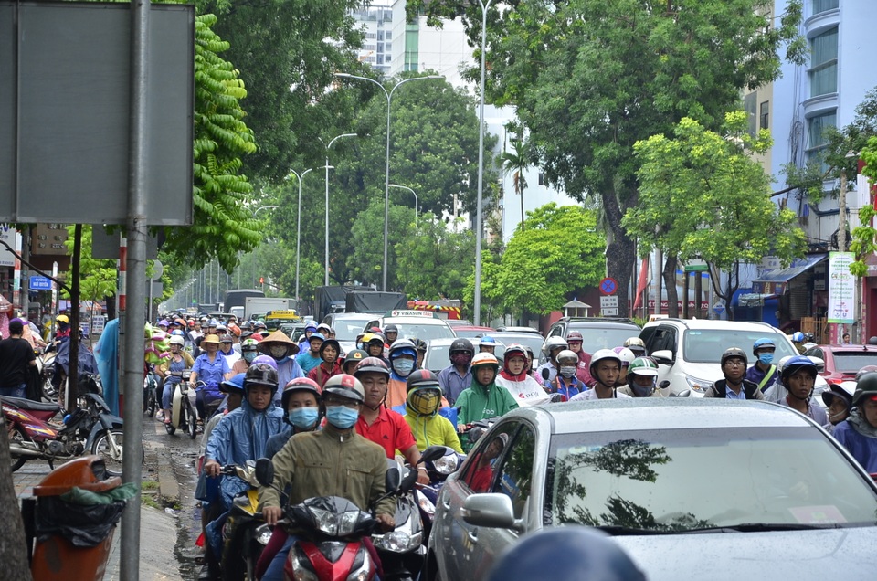 Nhà vắng chủ bốc cháy ngùn ngụt, cả khu phố náo loạn - 3 Đường 3 Tháng 2 ùn ứ kéo dài do ảnh hưởng của vụ cháy
