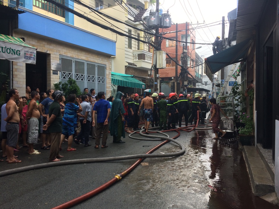 Nhà dân bốc cháy ngùn ngụt sau tiếng sét vang trời - 2
Lực lượng cảnh sát chữa cháy tại hiện trường