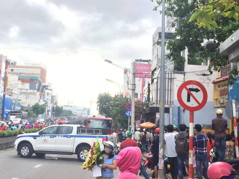 Cháy cửa hàng sơn, 1 người chết 2 người bị thương - 3 Một phần đường Cộng Hoà qua khu vực bị phong toả