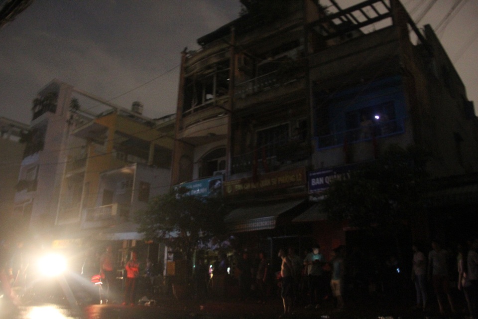 Cửa hàng trên phố phụ tùng xe máy bốc cháy ngùn ngụt - 1 Nhiều người dân tập trung xem lực lượng chức năng khắc phục sự cố