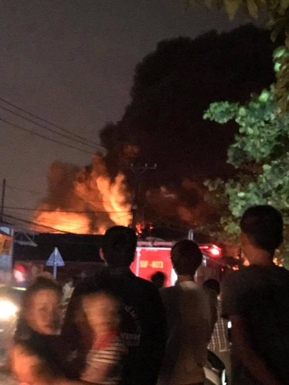 Lửa cuồn cuộn tại xưởng nệm mút, cả khu phố náo loạn sơ tán - 1