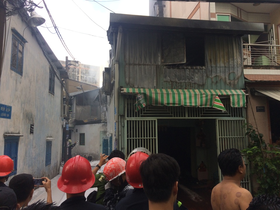 Nhà dân bốc cháy ngùn ngụt sau tiếng sét vang trời - 3 Căn nhà tôn bốc cháy sau tiếng sét