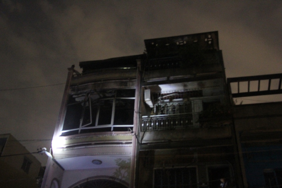 Cửa hàng trên phố phụ tùng xe máy bốc cháy ngùn ngụt - 4 
Tầng hai căn nhà bị thiêu rụi, cửa sổ trơ khung