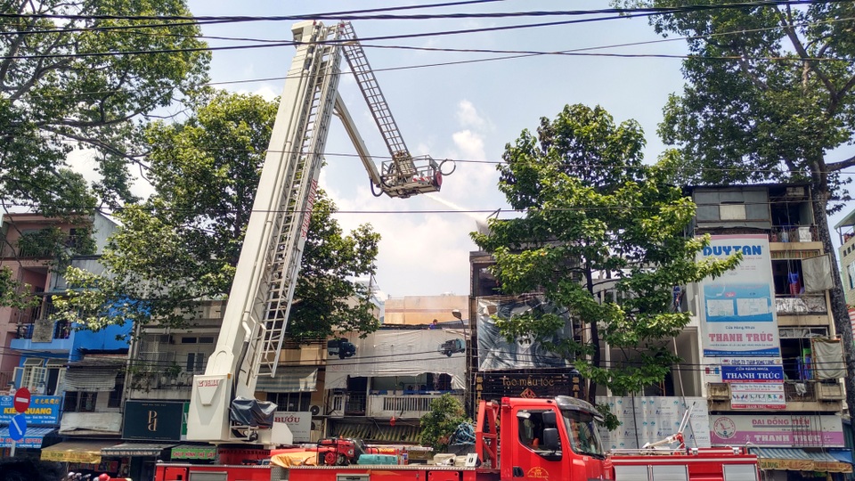 Khói lửa bao trùm tiệm tạo mẫu tóc - 5 Khói lửa bao trùm tiệm tạo mẫu tóc - 5