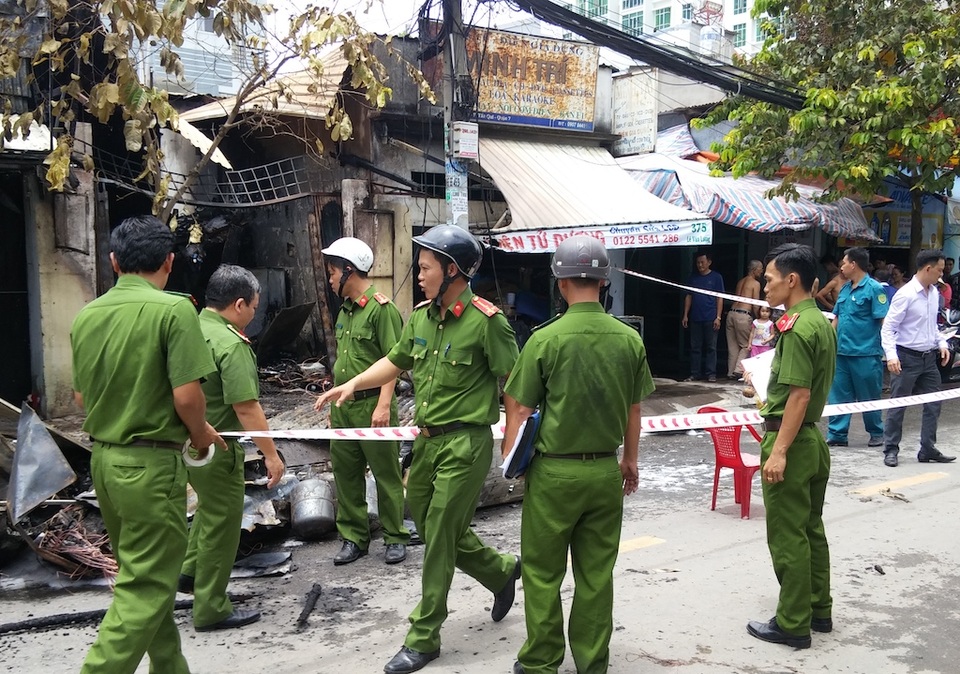 Thợ hàn bất cẩn khiến 3 cửa hàng bị cháy rụi - 4
Công an phong toả hiện trường để điều tra nguyên nhân cháy.