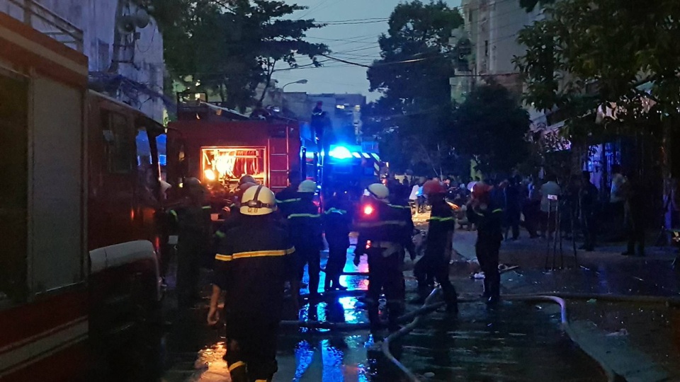 Cửa hàng trên phố phụ tùng xe máy bốc cháy ngùn ngụt - 3 Lực lượng PCCC có mặt triển khai công tác chữa cháy