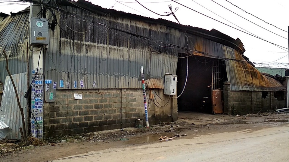 Sáng nay, bên trong nhà xưởng vẫn còn khói âm ỉ, nhà xưởng gần như đổ sập hoàn toàn