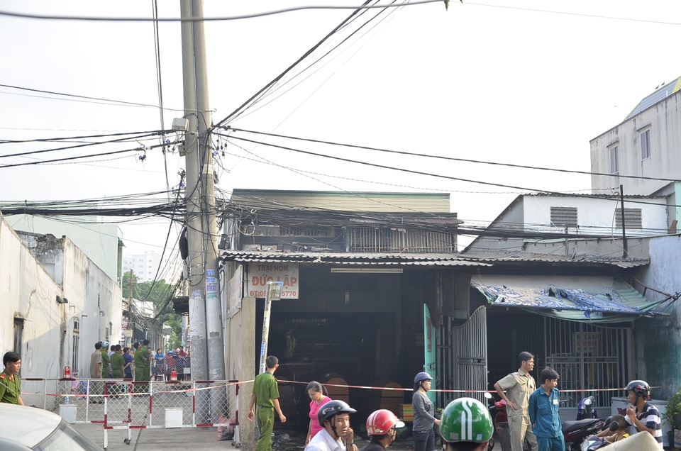 Vụ cháy 4 người chết: Lửa bao trùm căn nhà trong vài phút - 4 Mặt tiền căn nhà xảy ra cháy