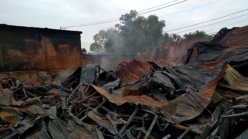 Lửa cuồn cuộn tại xưởng nệm mút, cả khu phố náo loạn sơ tán - 5