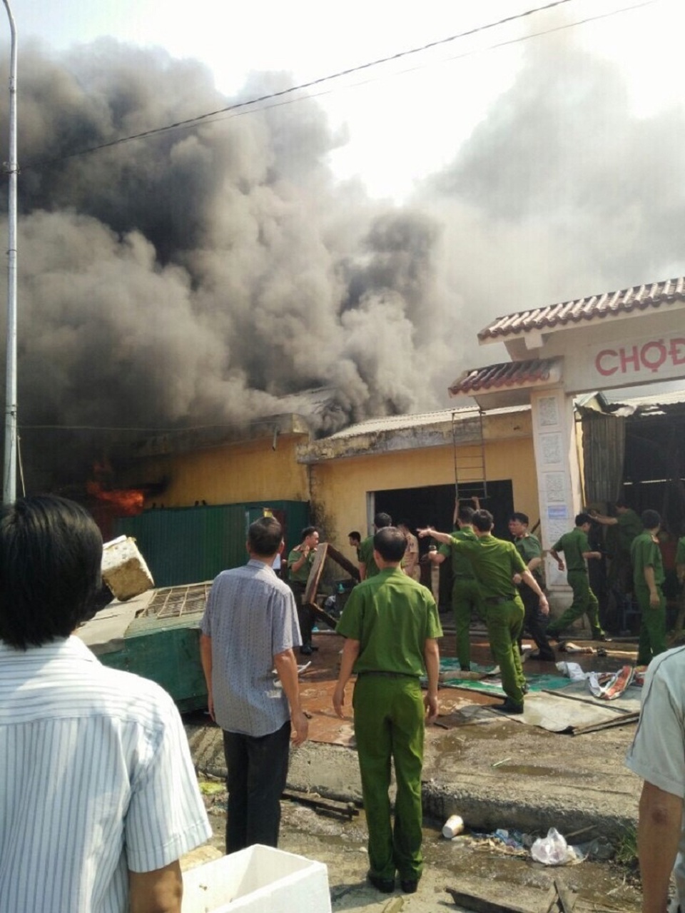 Cháy ki ốt tại cổng chợ, nhiều người dân hoảng loạn - 4
Sau khi nhận được tin báo, lực lượng chức năng đã nhanh chóng có mặt tại hiện trường để dập lửa