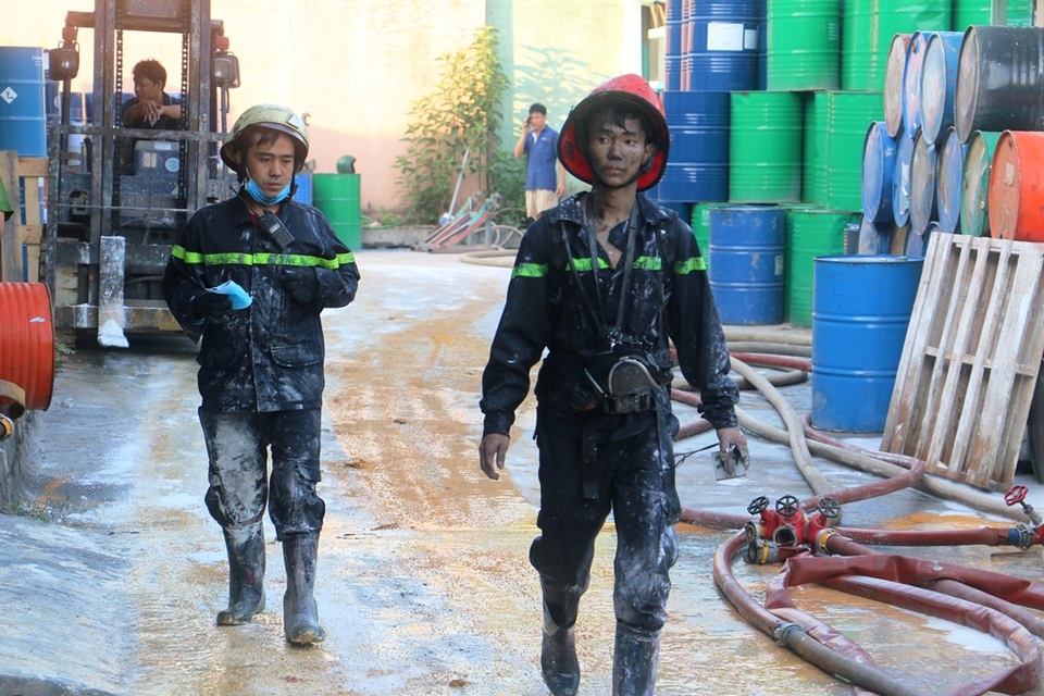 Hai chiến sĩ lấm lem sau khi chữa cháy