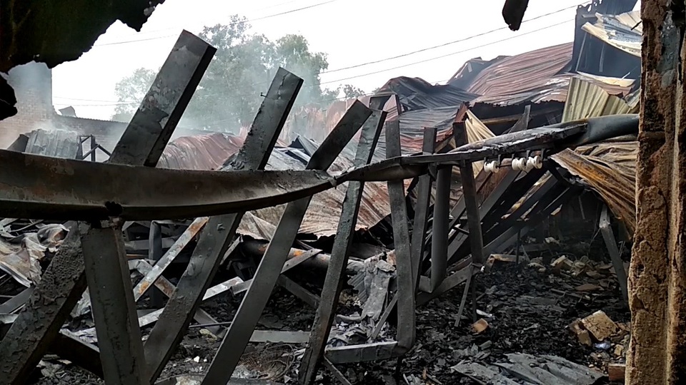 Lửa cuồn cuộn tại xưởng nệm mút, cả khu phố náo loạn sơ tán - 4