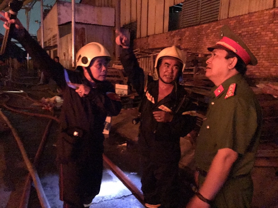 TPHCM: Cháy lớn công ty dệt may gần khu công nghiệp Tân Bình - 5 Đại tá Đoàn Văn Chón – Phó giám đốc Cảnh sát PCCC TPHCM có mặt tại hiện trường chỉ đạo công tác chữa cháy.