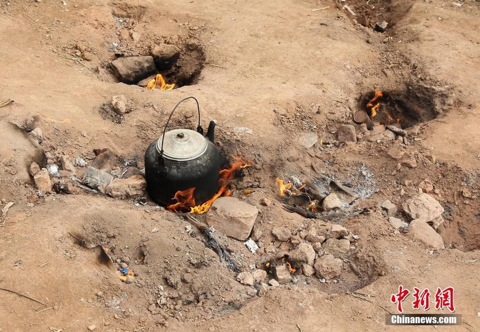 Người làng từ lâu đã tận dụng ngọn lửa tự nhiên này để đun nước nấu cơm ngay ngoài trời
