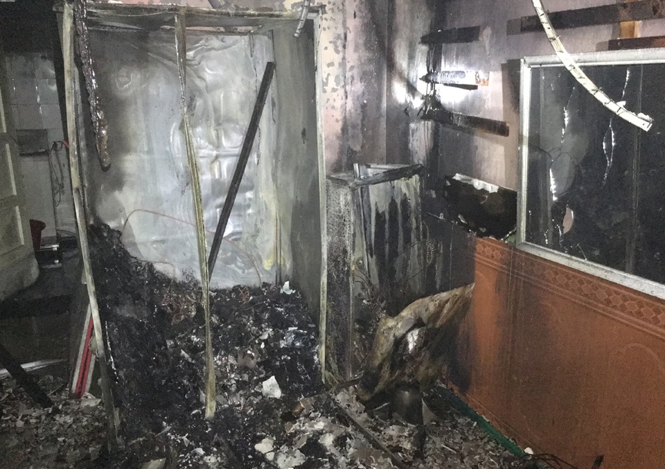 Nhiều thiết bị điện trong phòng spa bị thiêu rụi.