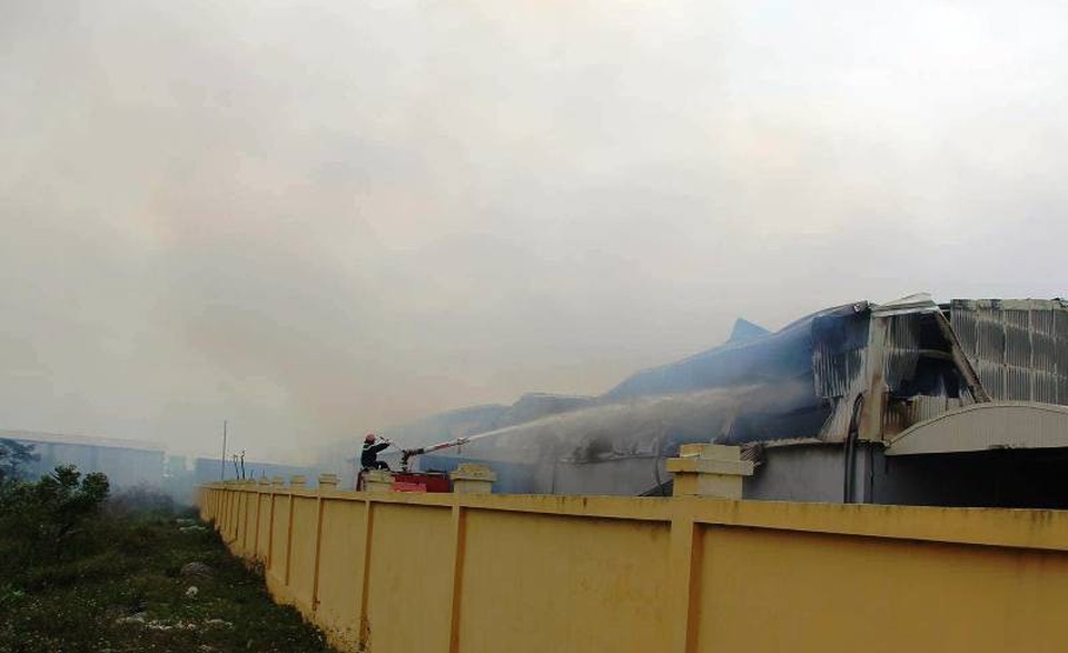 Cháy lớn tại Công ty Bông Thái Bình - 1 Nhà xưởng công ty TNHH Bông Thái Bình cháy lớn