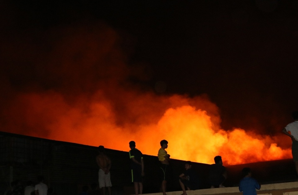 Biển lửa bao trùm công ty thủ công mỹ nghệ - 1 Hiện trường vụ cháy