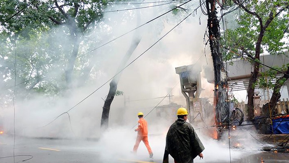 Hà Nội: Cột điện bốc cháy dữ dội giữa cơn mưa - 2 Hà Nội: Cột điện bốc cháy dữ dội giữa cơn mưa - 2