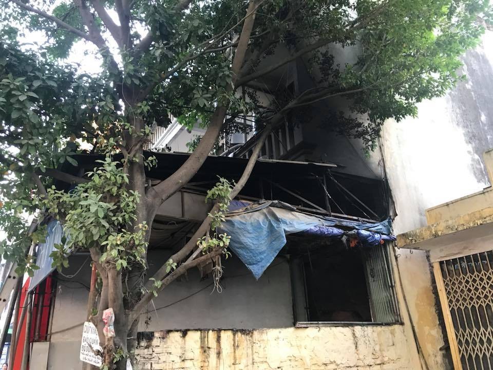 Nhiều người hô hoán, chủ cửa hàng phở mới biết nhà mình cháy - 1 Ngọn lửa bốc cháy từ tâng thượng của ngôi nhà.