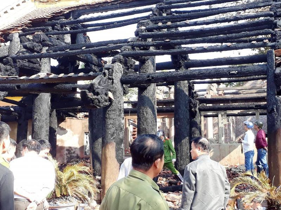 Ngôi đình gần 350 tuổi bị hỏa hoạn thiêu rụi - 2 Ngôi đình này được xây dựng vào năm 1670, gồm 3 gian 2 trái, cột kèo bằng gỗ lim.